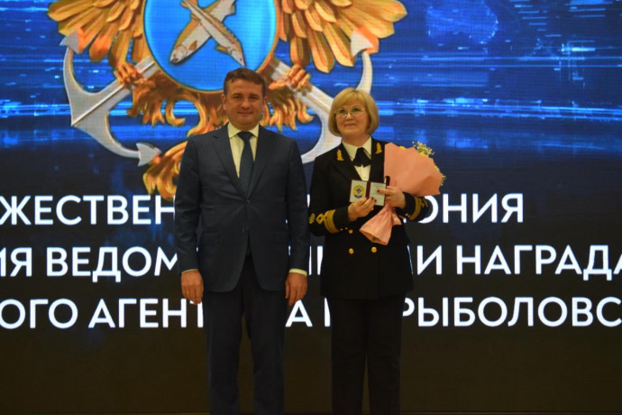 Илья Шестаков вручил награды представителям рыбной отрасли Камчатки Илья Шестаков вручил награды представителям рыбной отрасли Камчатки