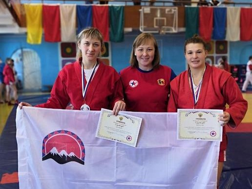 Наши самбистки победили на чемпионате и первенстве ДФО Наши самбистки победили на чемпионате и первенстве ДФО